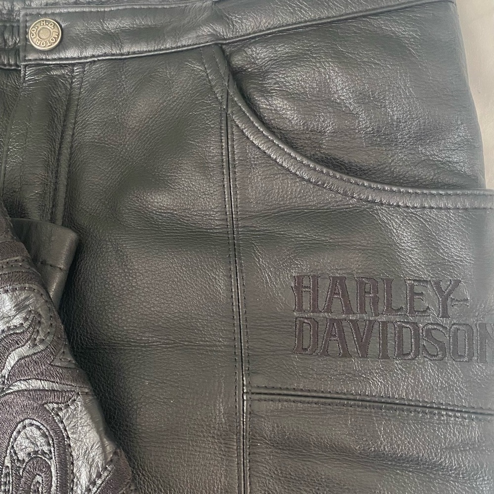 Women’s Harley Davidson Lined Leather Pants tribal Appliqué/Zippers at bottom. 8 - Picture 9 of 13